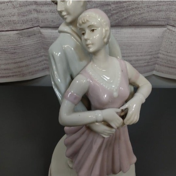 Arnart Imports Porcelain Dancing Couple Figurine Musical 1986 RARE - Picture 3 of 5